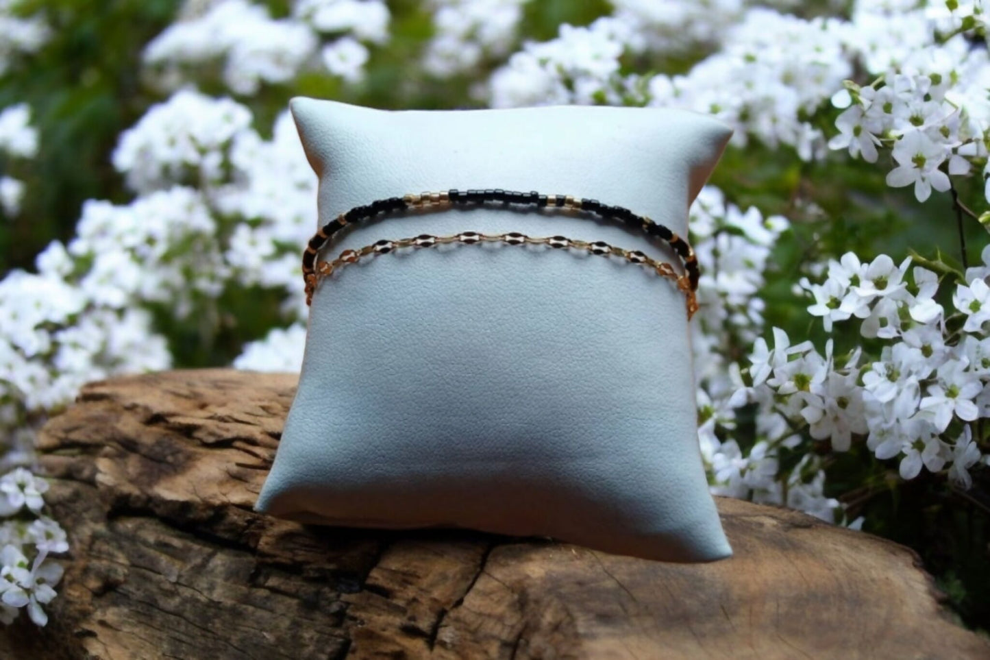 Bracelet de perles noires et chaîne dorée.