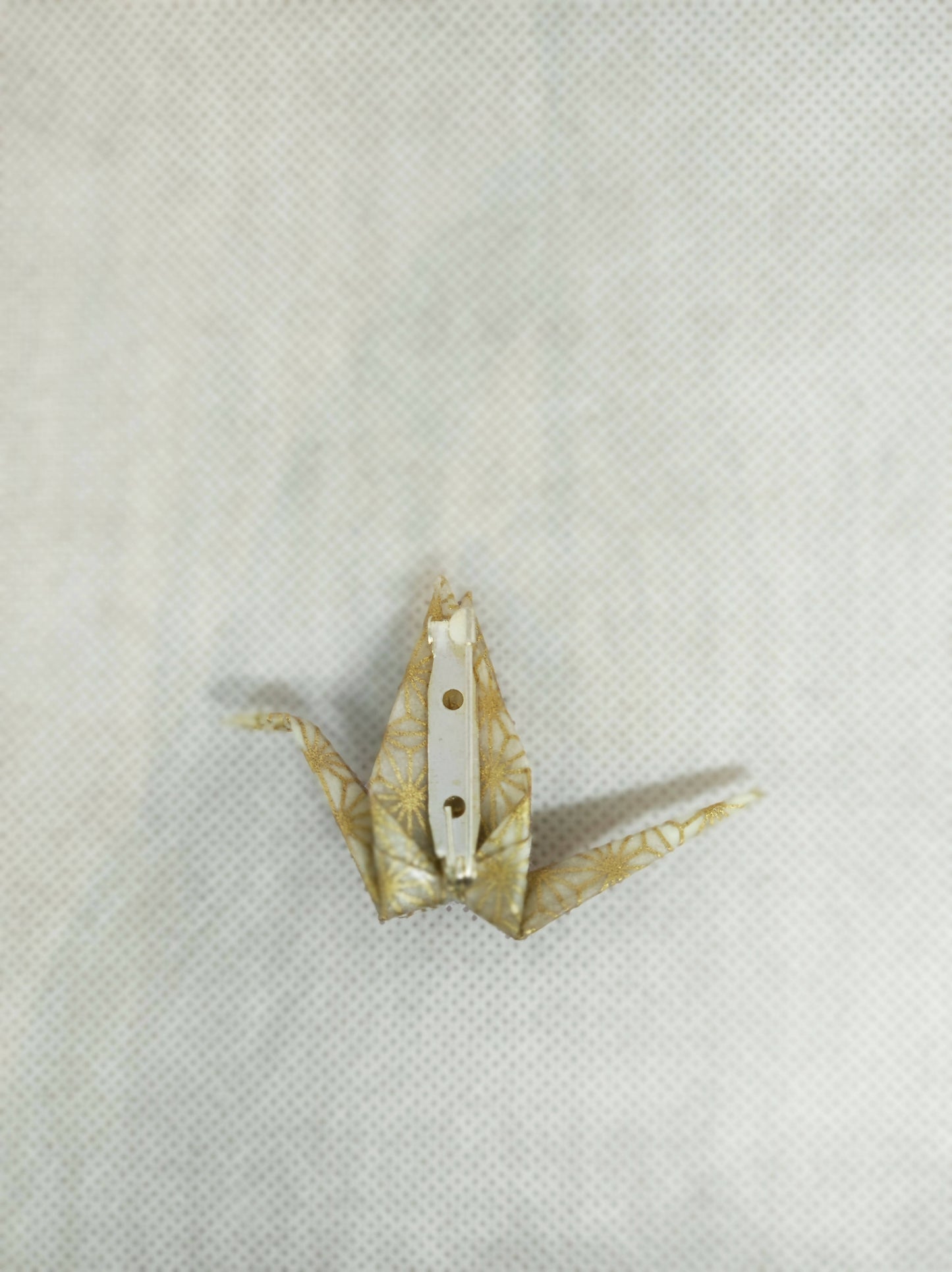 Broche grue origami dorée