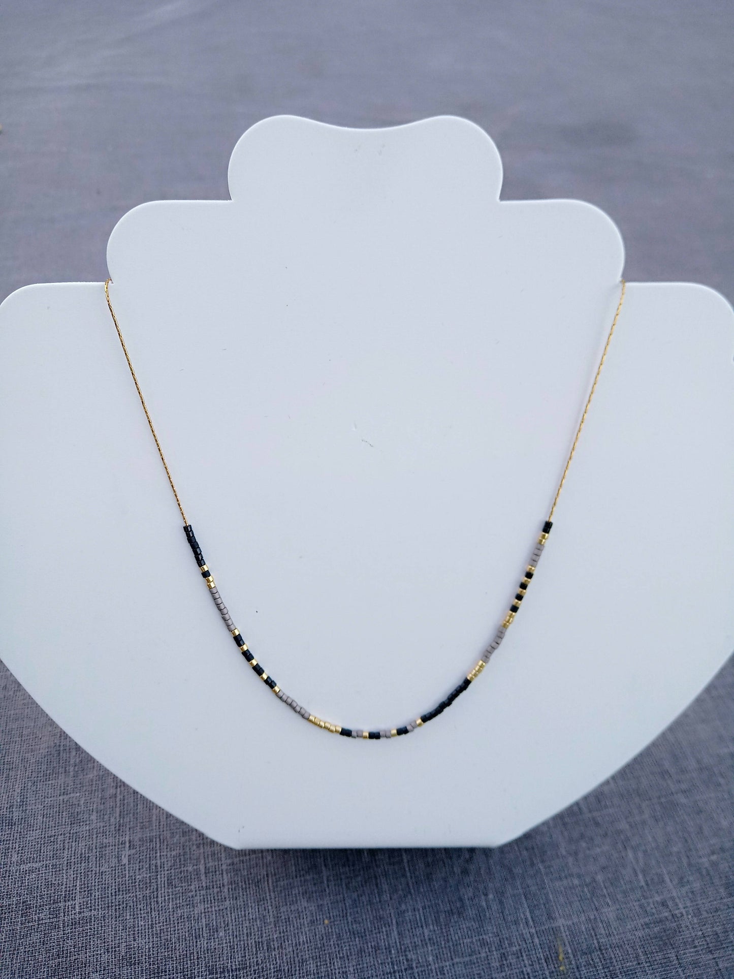 Collier de perles Miyuki noir et gris.