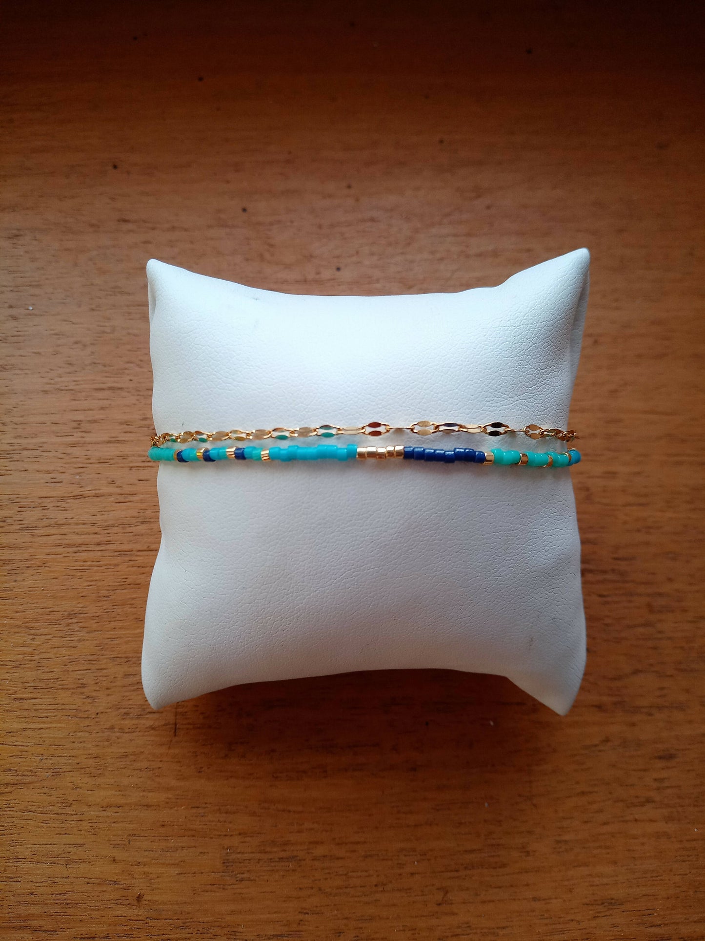 Bracelet de perles trois bleus et chaîne dorée.