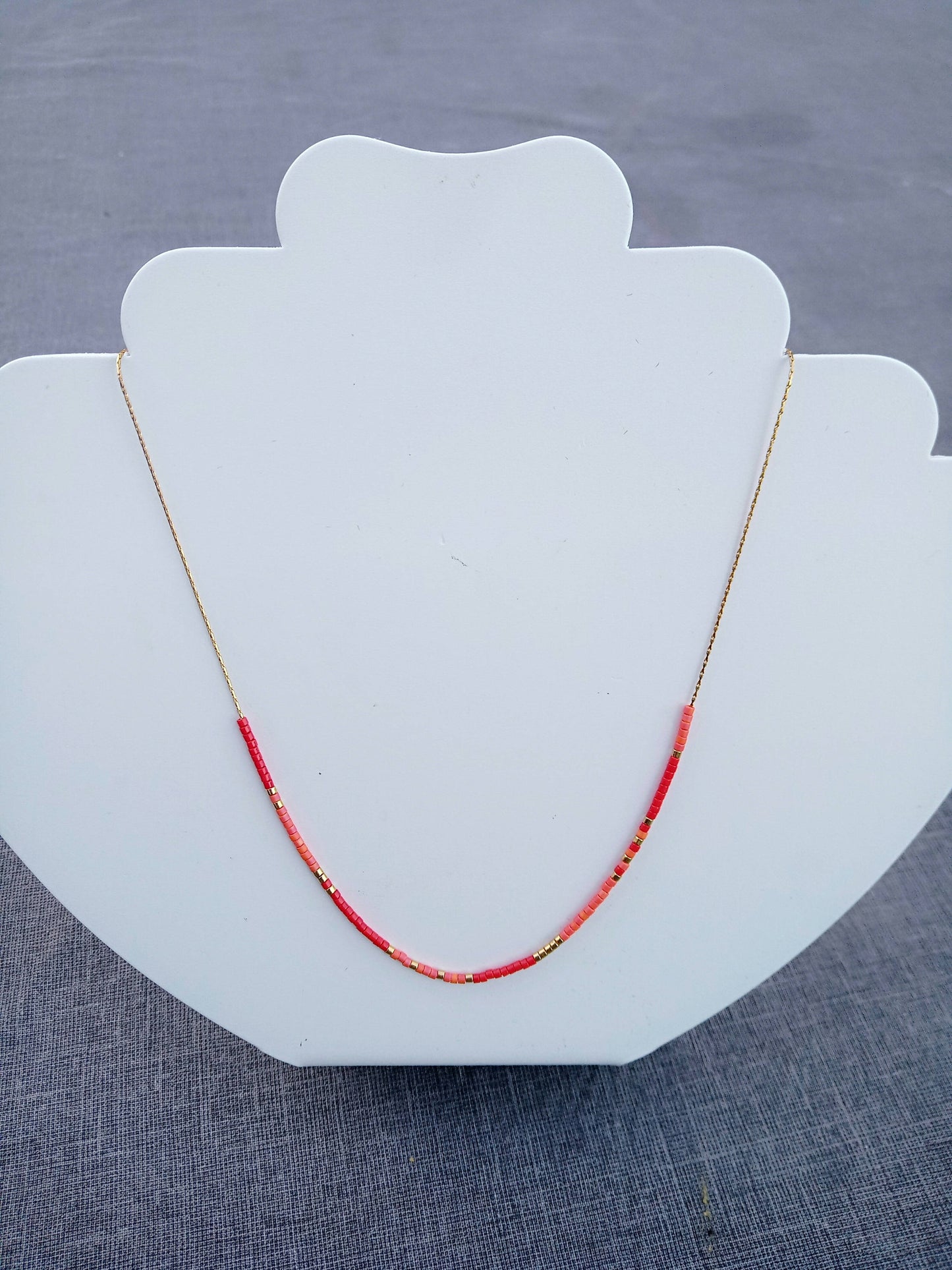 Collier de perles Miyuki rouge et corail.