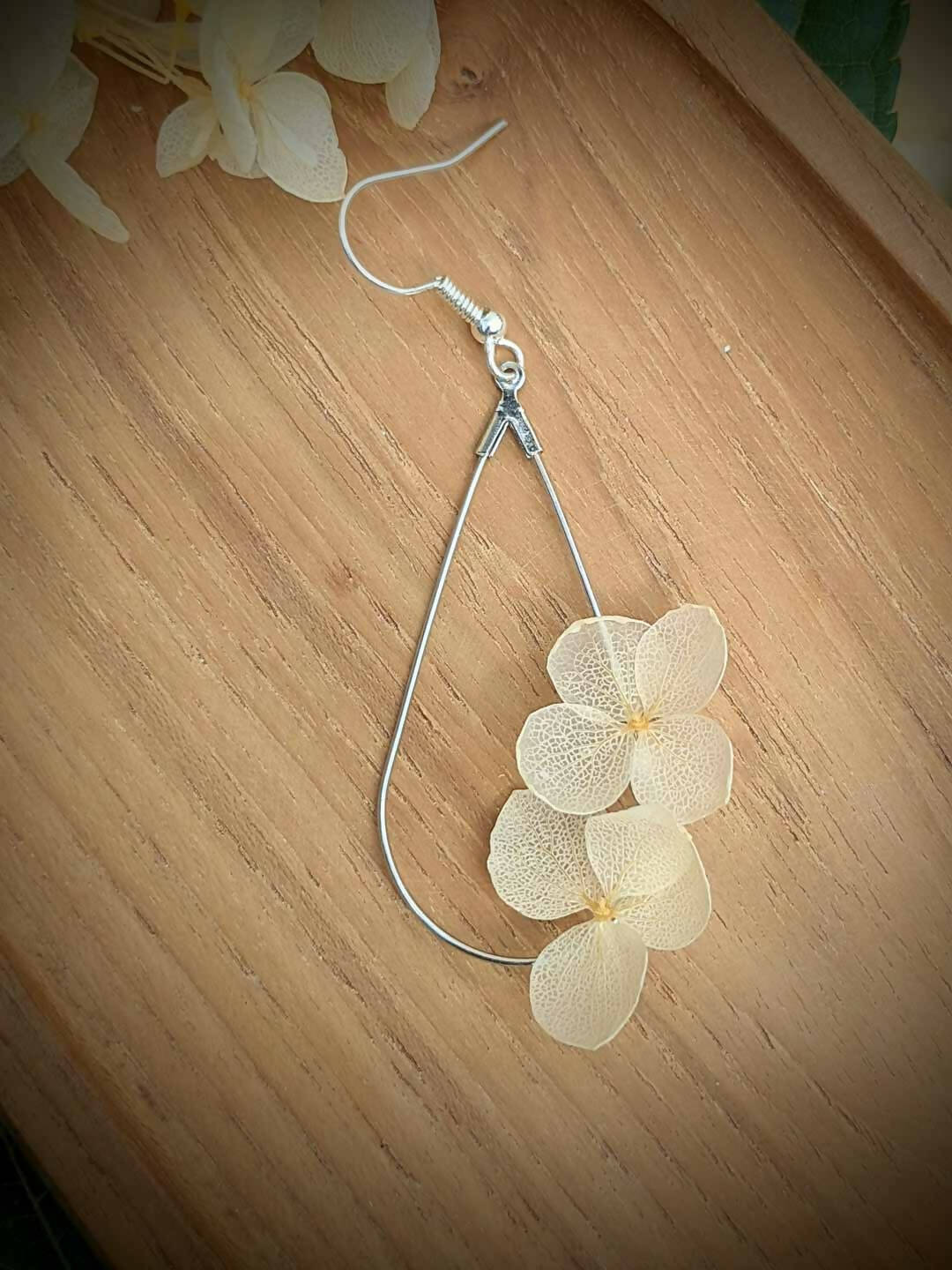 Boucles d'oreilles Goutte duo d'Hortensia écru