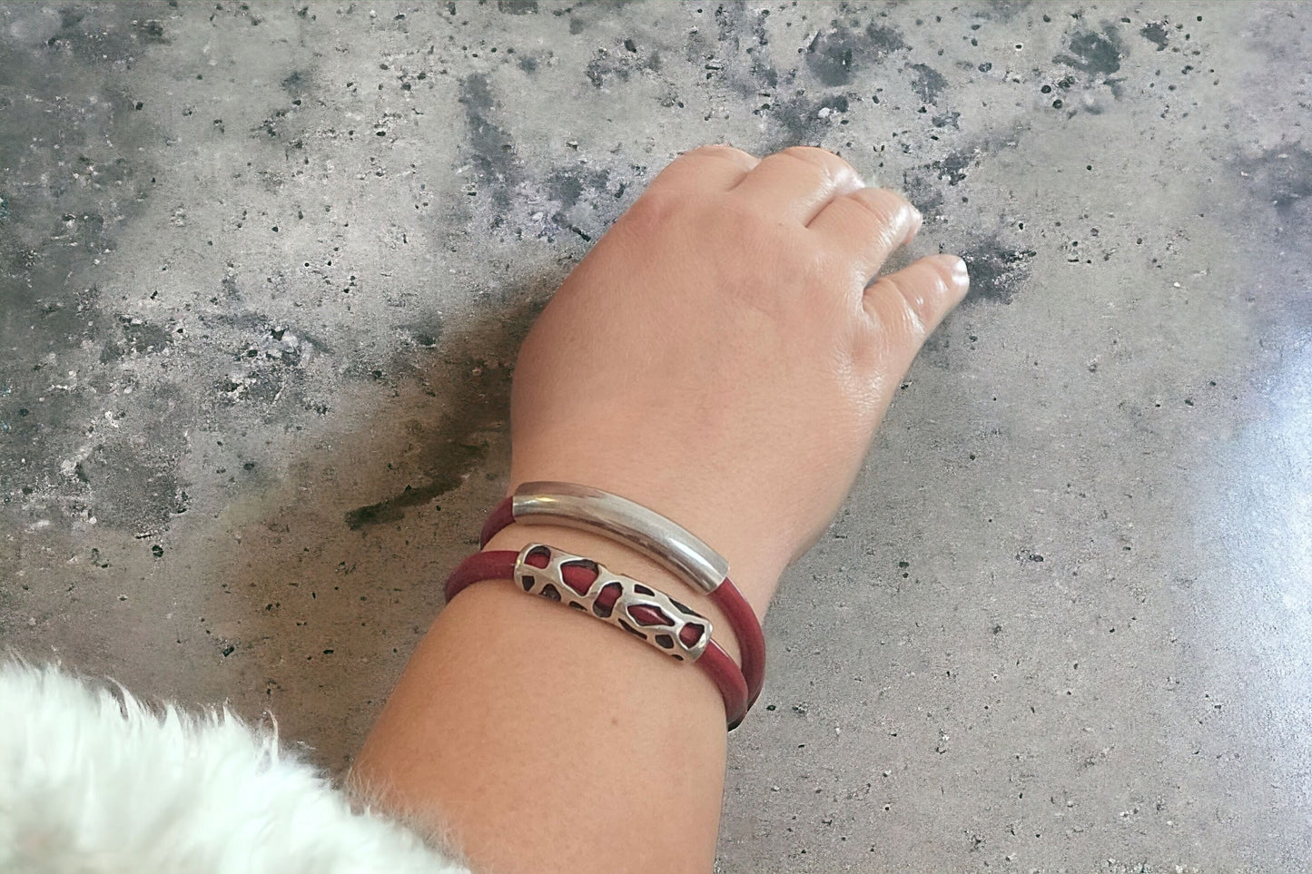 Bracelet en cuir rouge et argenté