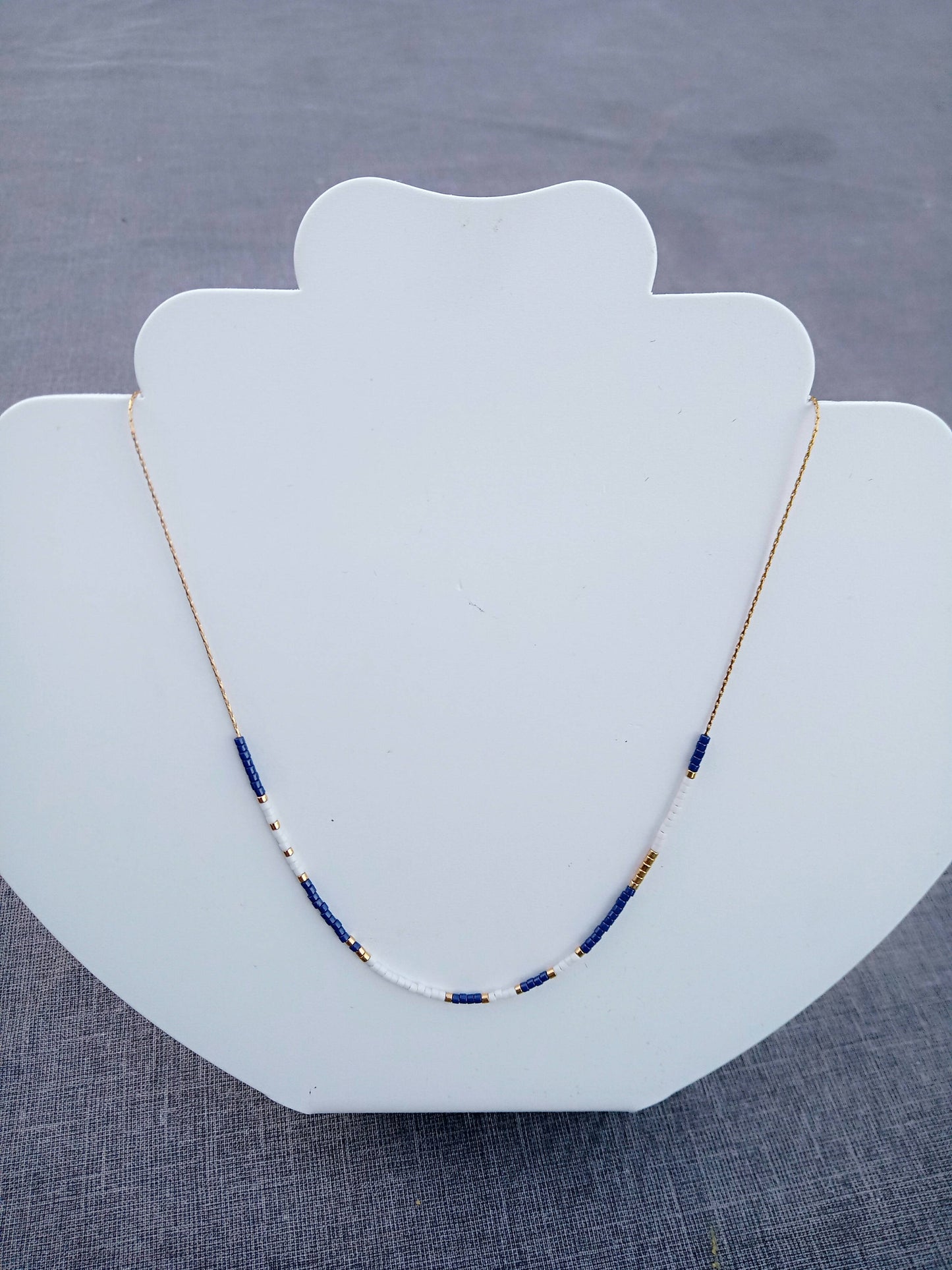 Collier de perles Miyuki bleu marine et blanc.