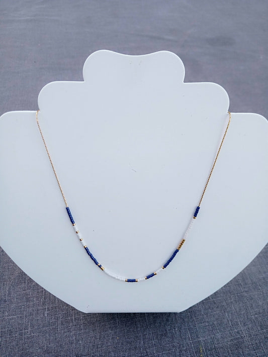 Collier de perles Miyuki bleu marine et blanc.