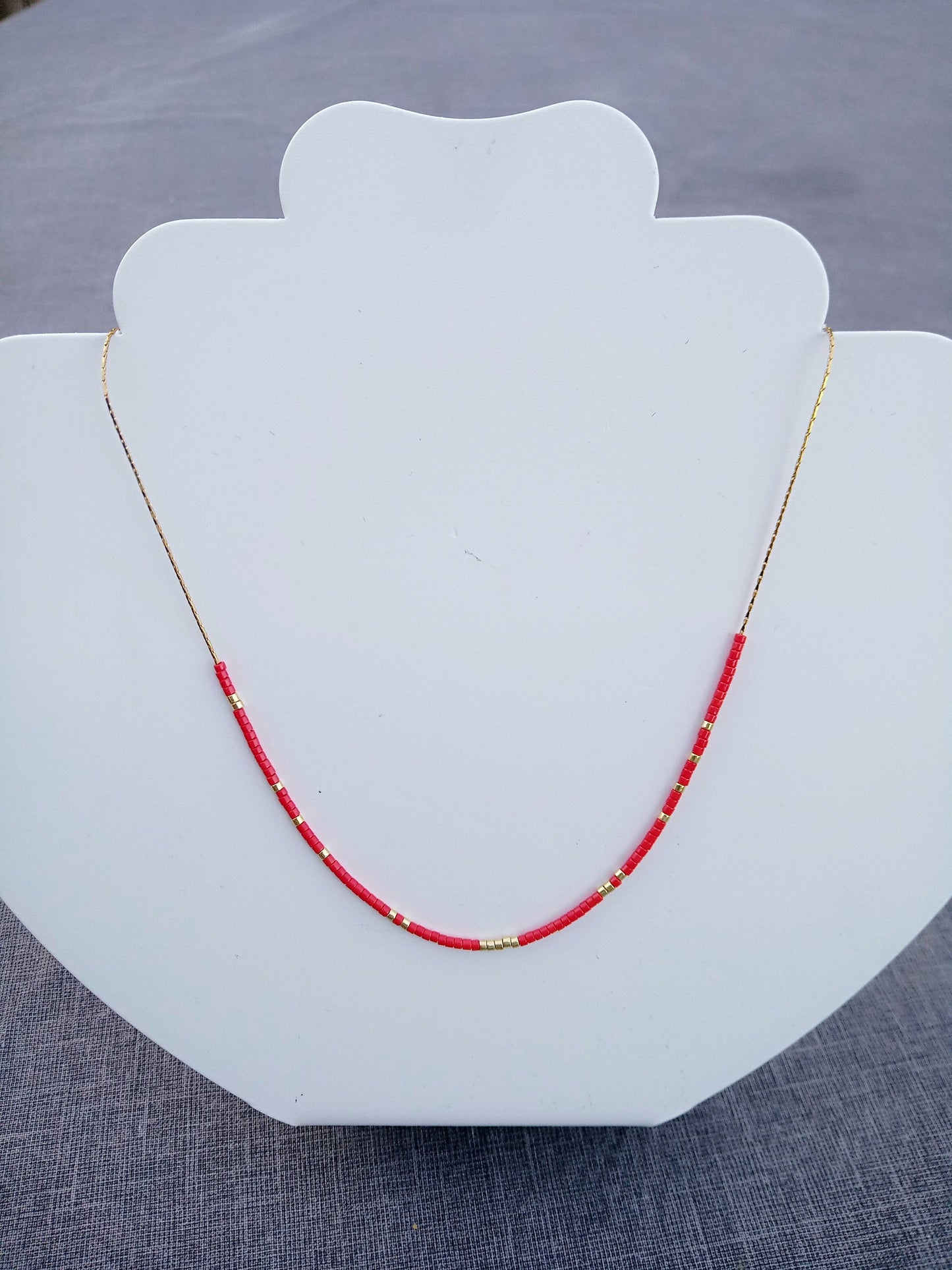 Collier de perles Miyuki rouge.