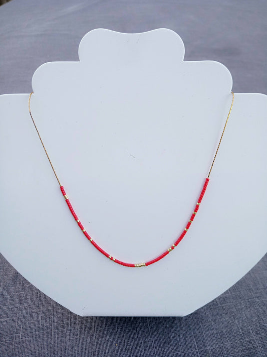 Collier de perles Miyuki rouge.