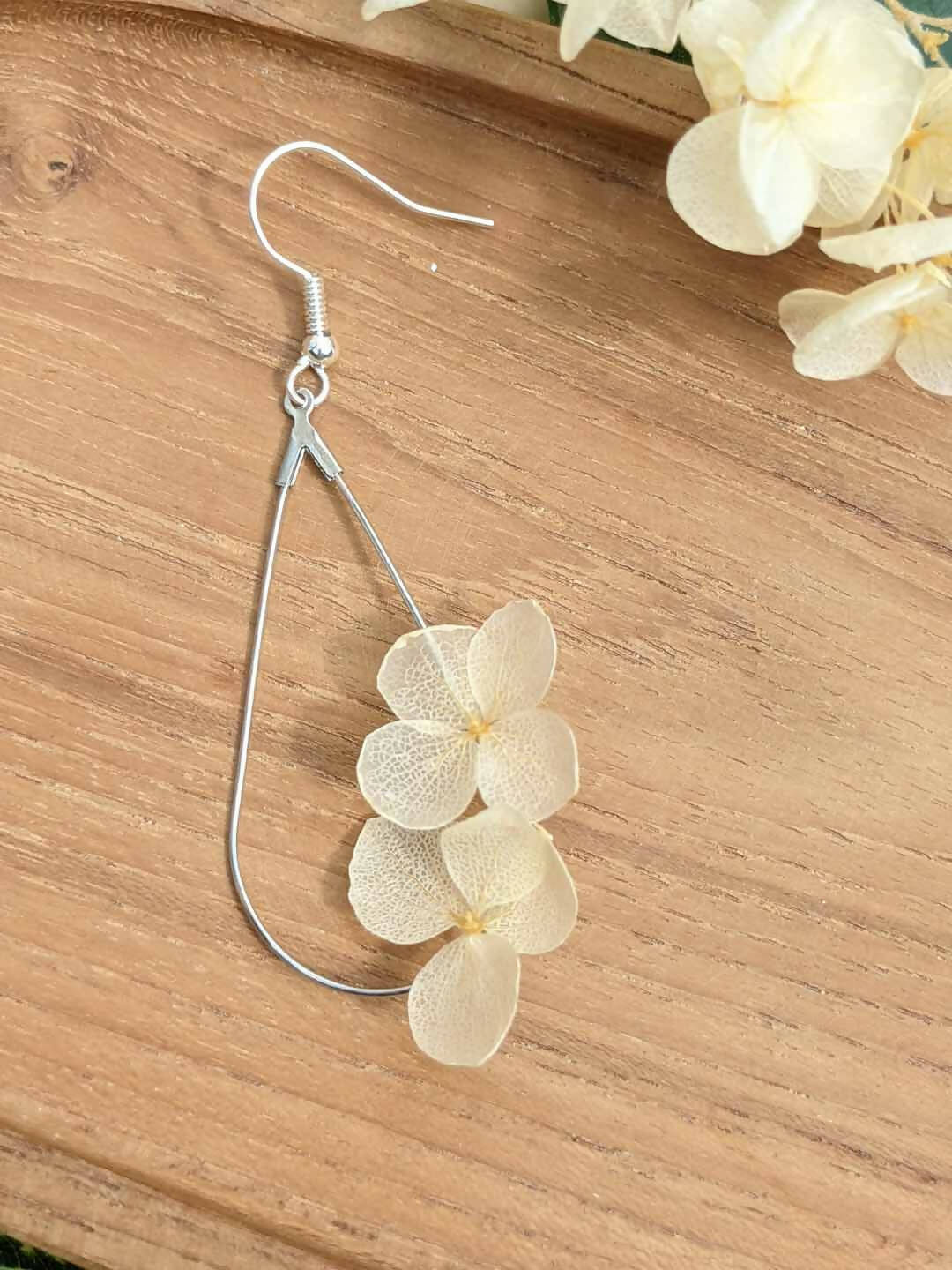 Boucles d'oreilles Goutte duo d'Hortensia écru