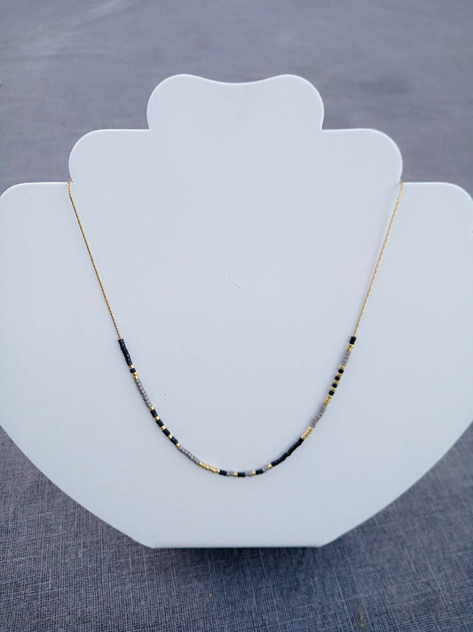 Collier de perles Miyuki noir et gris.