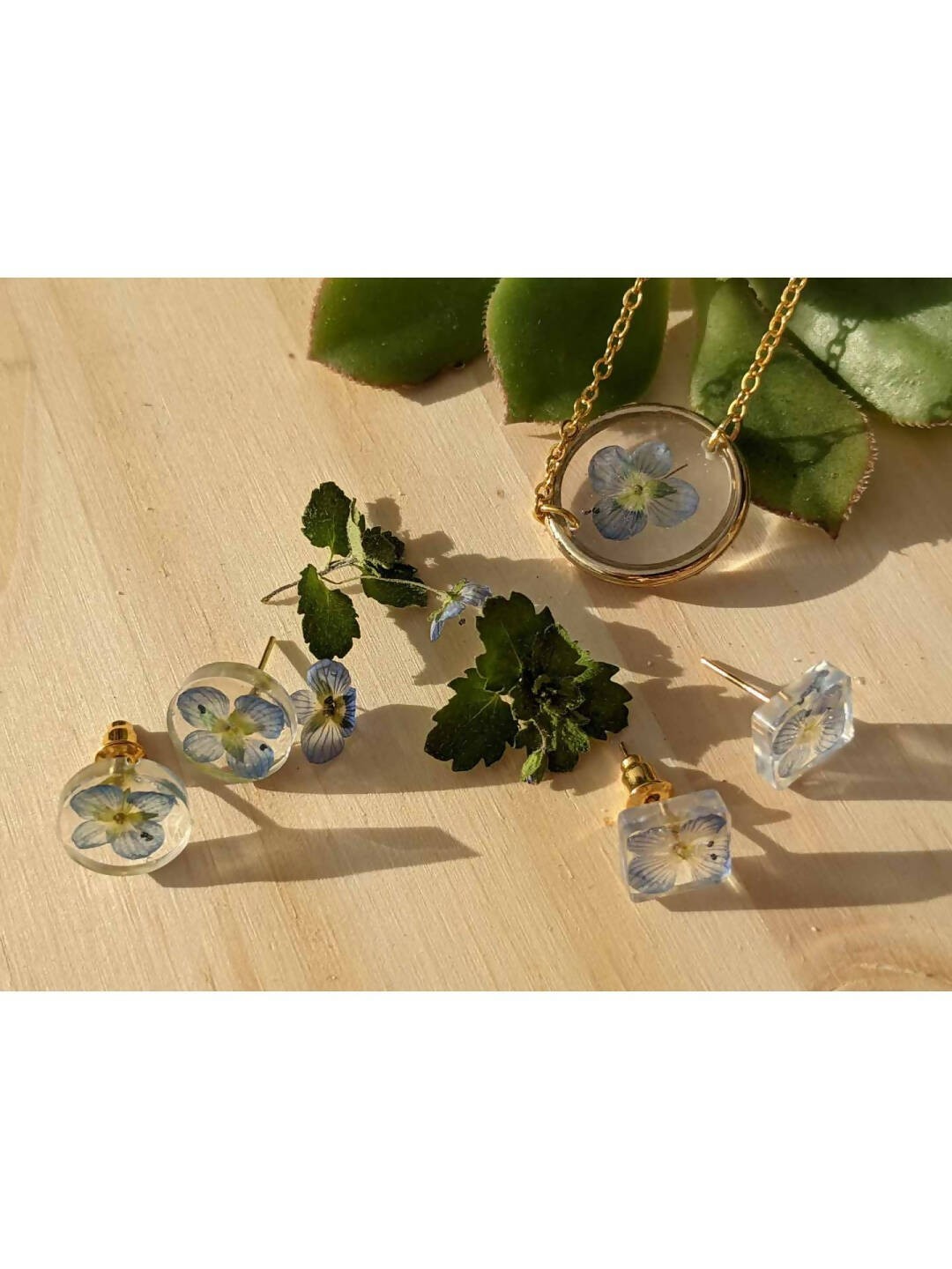 Boucles d'oreilles puces en résine de véritables petites fleurs bleues