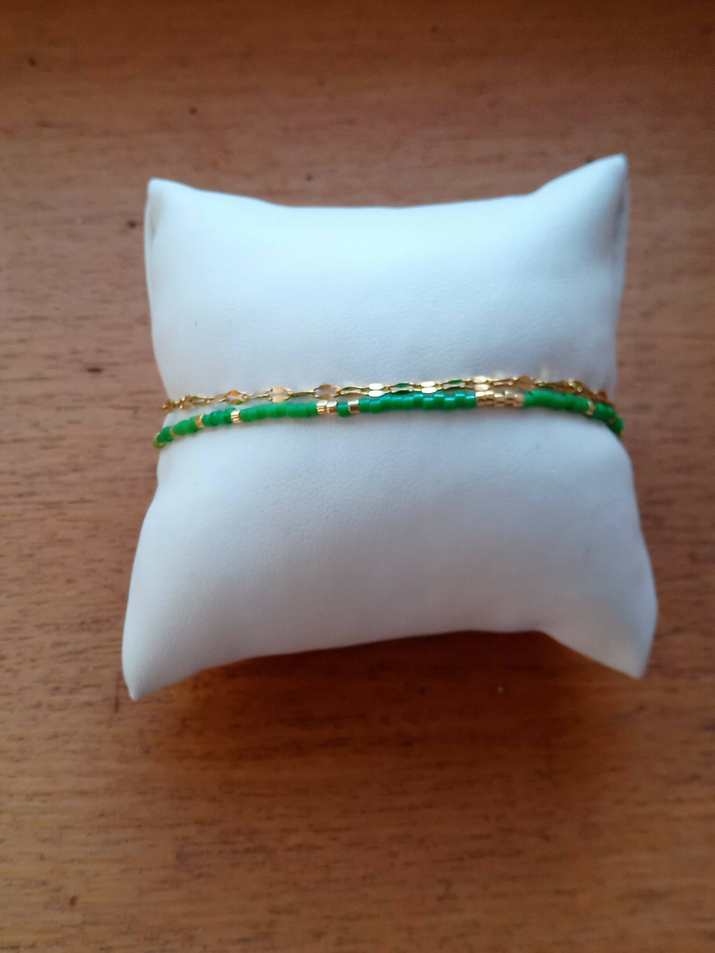 Bracelet de perles deux verts et chaîne dorée.