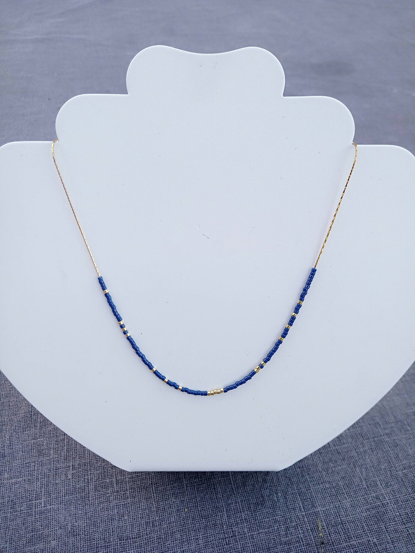 Collier de perles Miyuki bleu marine.