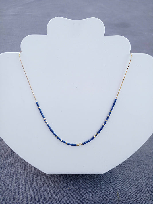 Collier de perles Miyuki bleu marine.