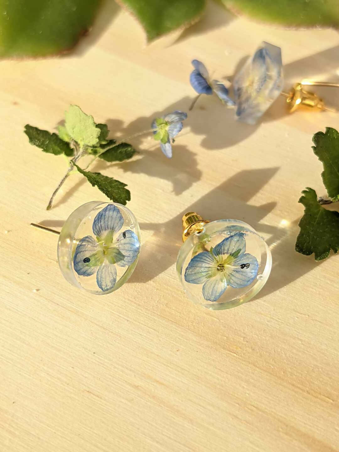 Boucles d'oreilles puces en résine de véritables petites fleurs bleues