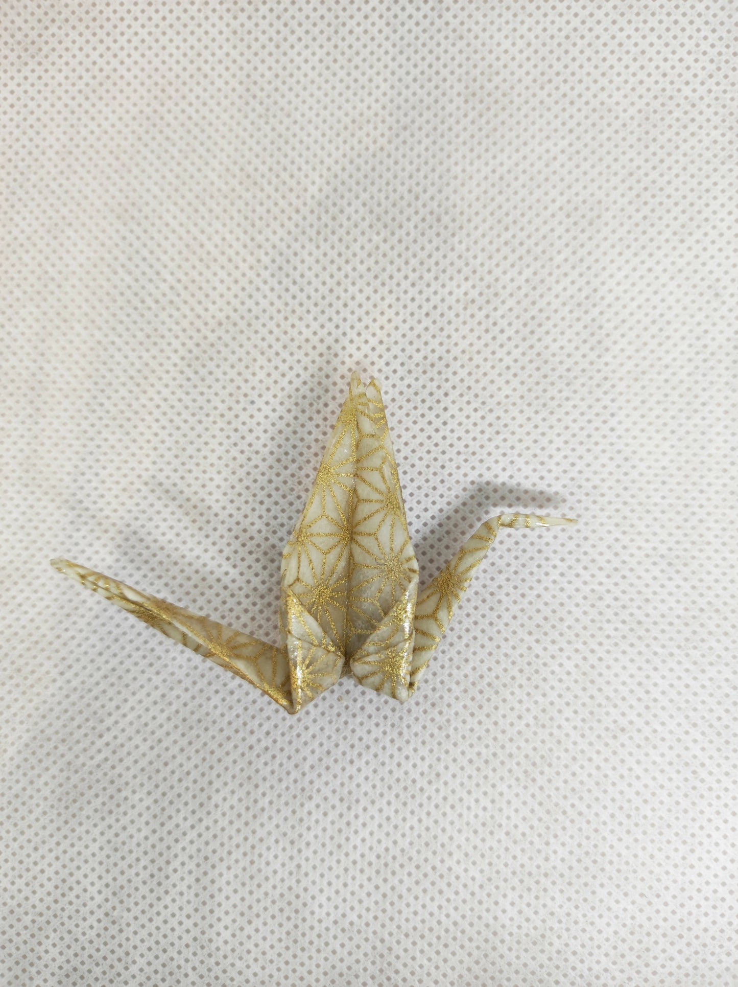 Broche grue origami dorée