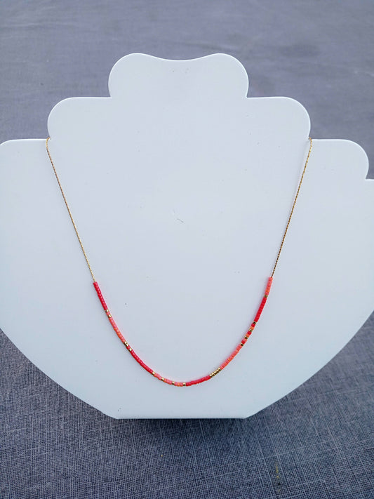 Collier de perles Miyuki rouge et corail.